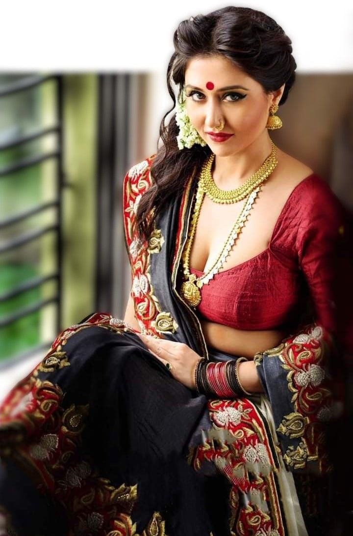 স্বস্তিকা মুখোপাধ্যায়ের এই লুক নিজের বিয়ের রিসেপশনে একটু এদিক ওদিক করে ক্রিয়েট করতে পারেন। প্রিন্সেস কাট বেল্ট ব্লাউজ, লাগবে একদম অন্যরকম।